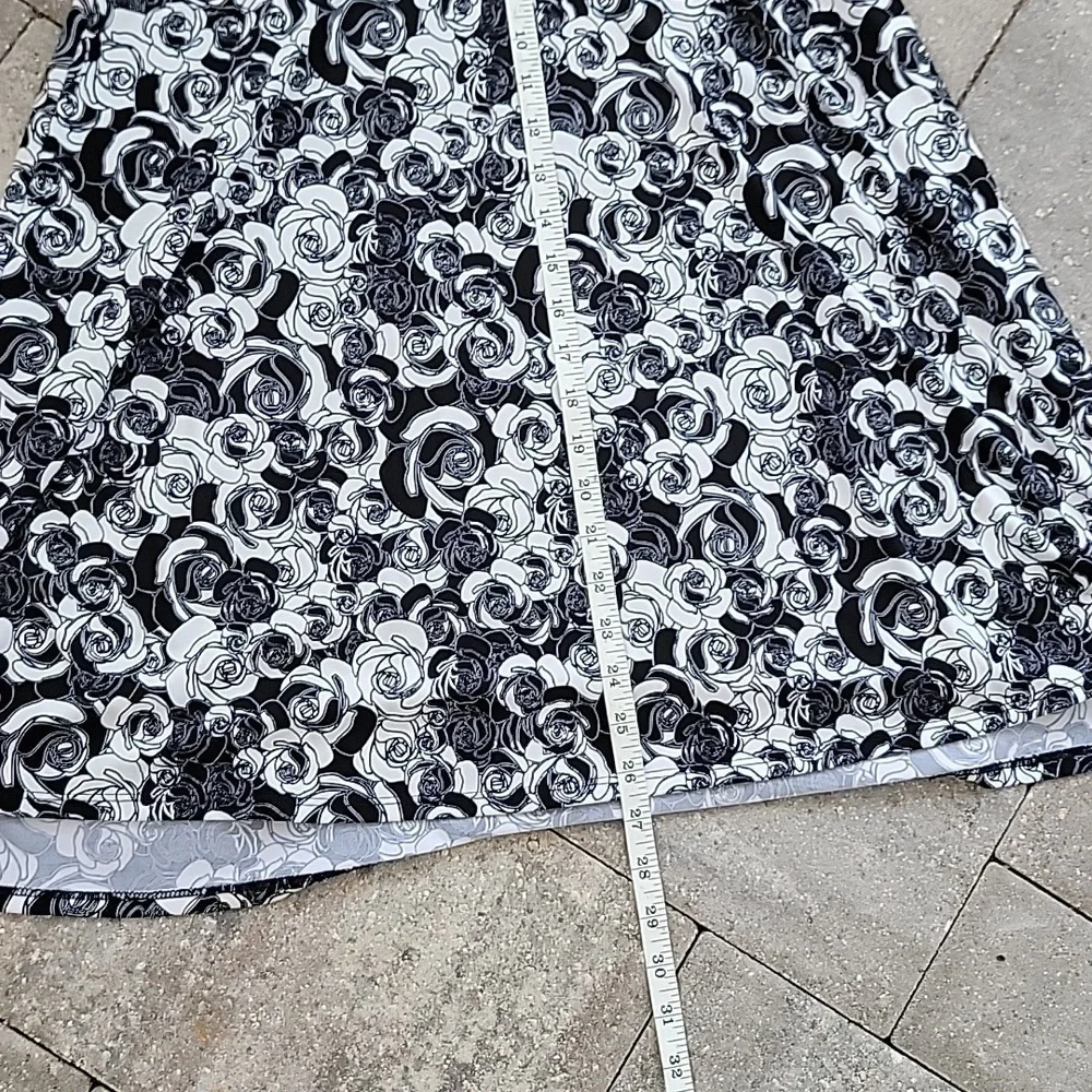 LuLaRoe Black and White Rose Print Flowy Simply Comfortable Midi Skirt Sz M - Picture 7 of 7